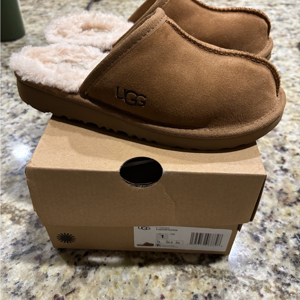 UGG Kids unisex Keegan slide slipper size 1
